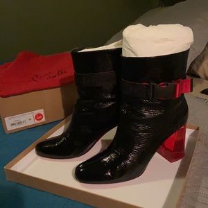 CHRISTIAN LOUBOUTIN
Patent Vouge Plexi Telesiege 85 Ankle Boots